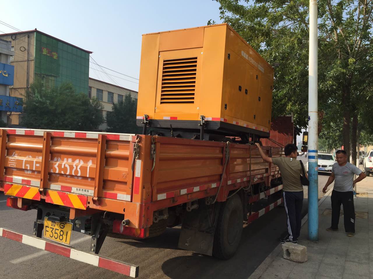 移動(dòng)泵車到達(dá)客戶所在地準(zhǔn)備卸車 移動(dòng)泵車到達(dá)客戶所在地準(zhǔn)備卸車