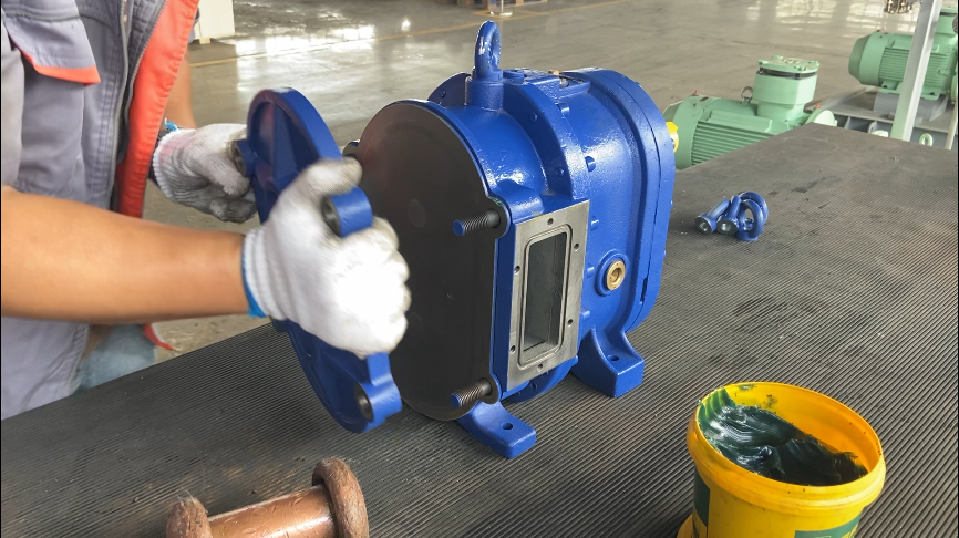 填入密封圈，裝外襯板，泵蓋，對角扭緊快裝螺絲